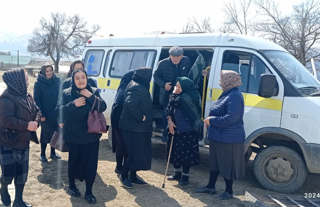 Социальные работники Центра социального обслуживания Дахадаевского района помогают маломобильным гражданам воспользоваться своим конституционным правом на выборах